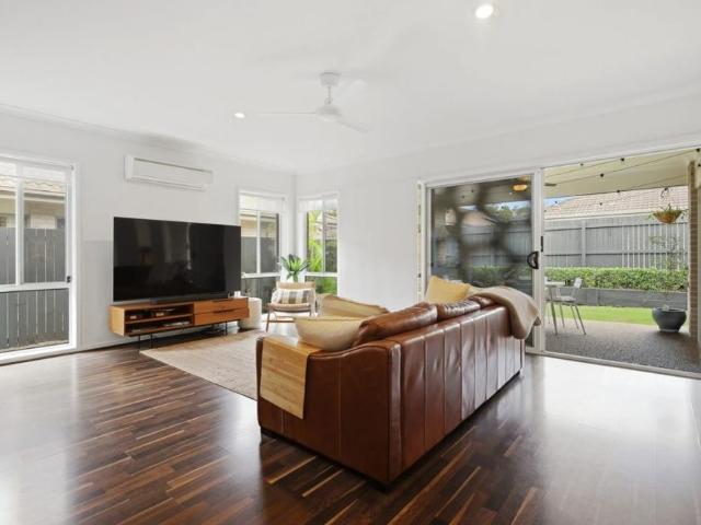 CONTEMPORARY HOME WITH SOLAR