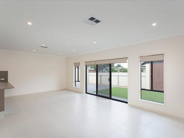 CONTEMPORARY HOME IN PRIME LOCATION
