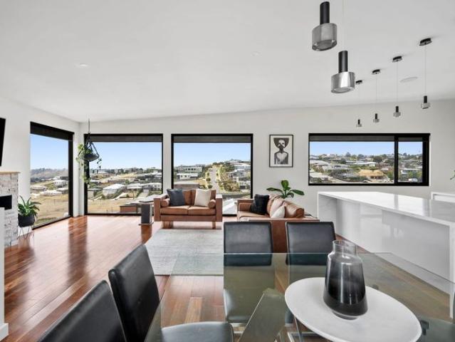 Contemporary Haven Sweeping Views Entertainers Delight