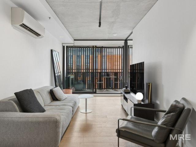 Contemporary Hawthorn Living in a Prime Lifestyle Location Vacant Possession available!