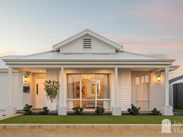 CONTEMPORARY HAMPTONS FARMHOUSE