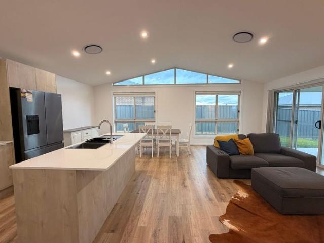 CONTEMPORARY HAMPTONS INSPIRED LIVING
