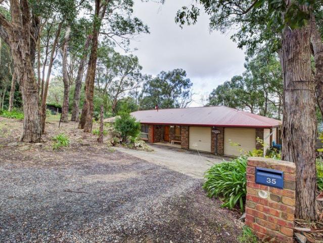 Contemporary Hills Living in a Peaceful Bushland Setting