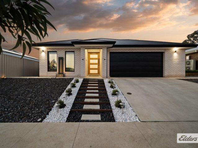 Contemporary & Impressive 4 Bedroom + Study Home