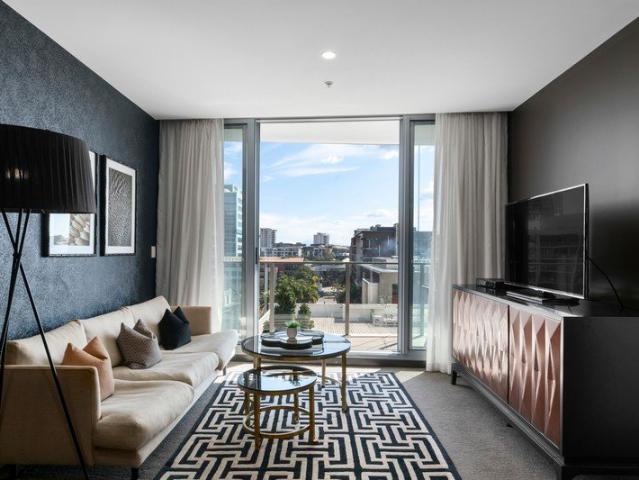 Ideal income generation or Inner City Living with Resort Style Amenities
