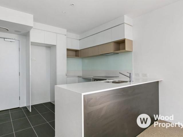 Contemporary One Bedroom Apartment with Courtyard Living