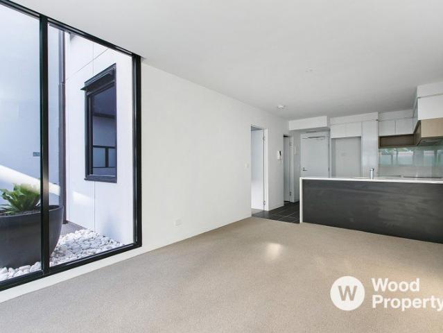 Contemporary One Bedroom Apartment with Courtyard Living