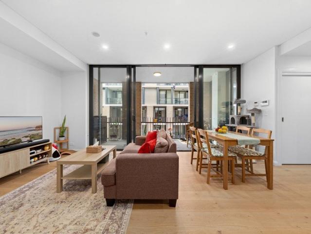Contemporary One Bedroom Plus Study Apartment close to Metro & Shops