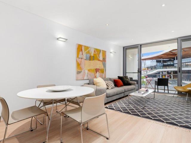 Contemporary, over sized apartment in sought after inner harbour locale