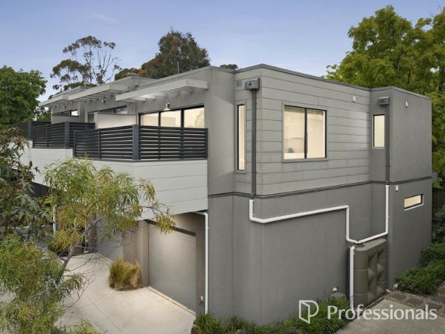 CONTEMPORARY LOW MAINTENANCE LIVING IN THE HEART OF LILYDALE