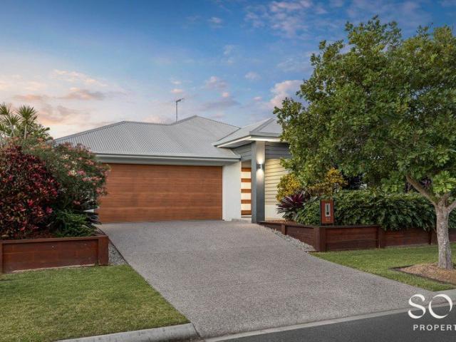 Contemporary Lowset Living with Effortless Entertaining