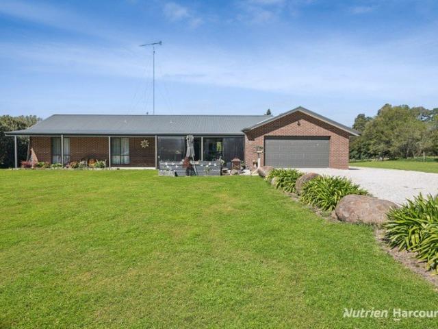 Contemporary Living on a Spacious 4,016m² Allotment