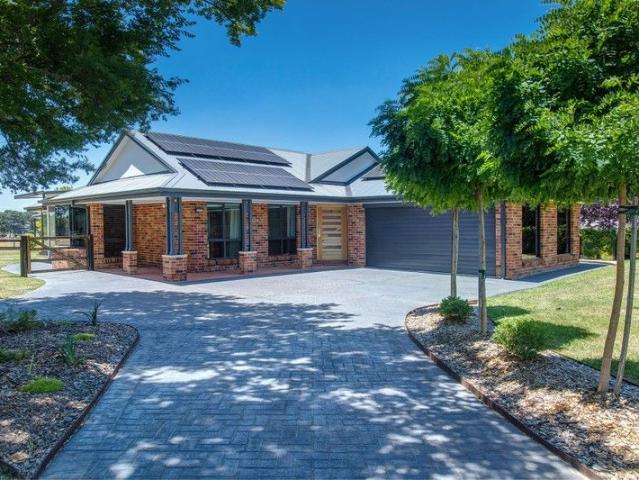 Contemporary Living on an Expansive 2,186sqm Block