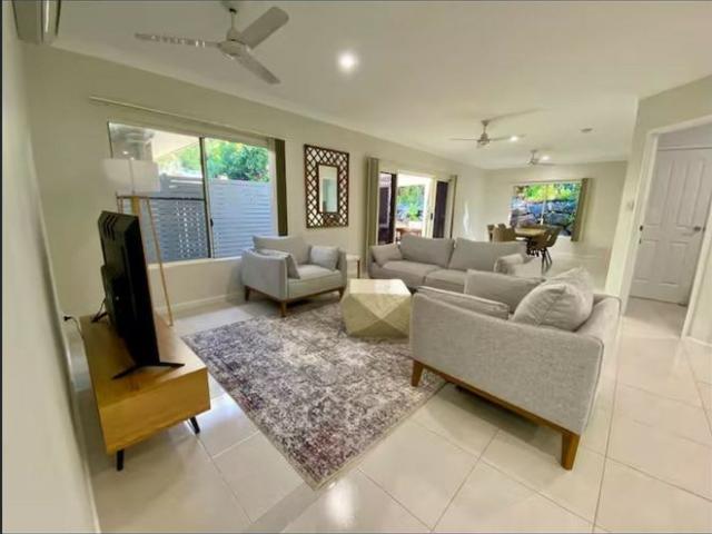 Contemporary Living At Palm Cove!