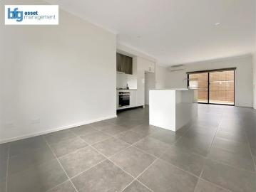 Contemporary Living Awaits! Stylish 3 Bedroom Townhouse Near Parks and Schools