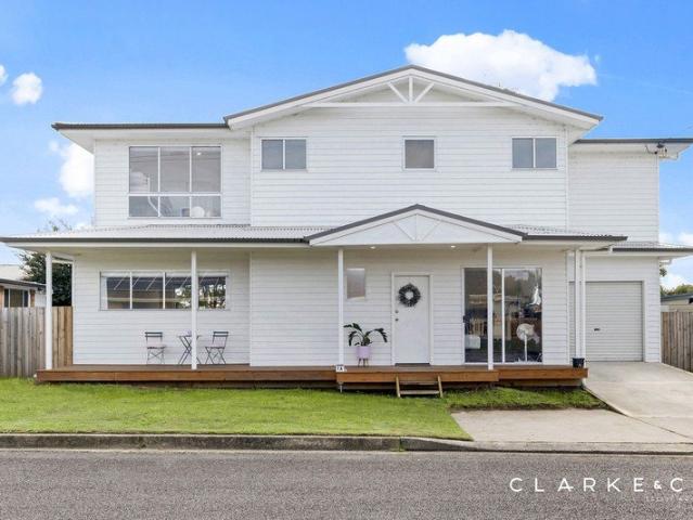 CONTEMPORARY LIVING ACROSS TWO SPACIOUS LEVELS!