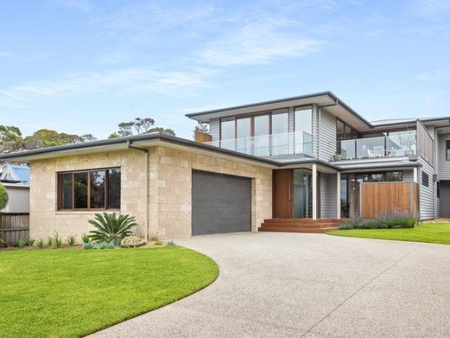 Contemporary living between bay and ocean