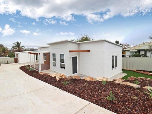 Contemporary Living Close to Shops & Parkland