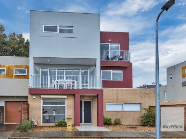 Contemporary Living & Conveniently Located!