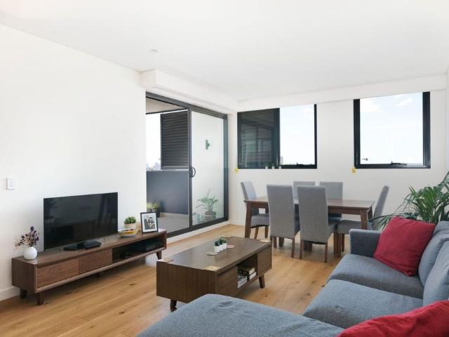 Contemporary Living Excellence: Modern 2 Bedroom North Facing Apartment