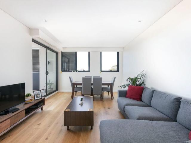Contemporary Living Excellence: Modern 2 Bedroom North Facing Apartment
