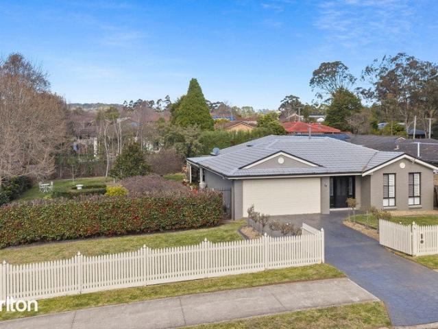 Contemporary Living, Expansive Grounds & Walk to Town Convenience