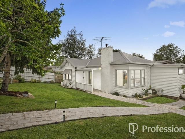 CONTEMPORARY LIVING & ENTERTAINING IN THE HEART OF THE HILLS