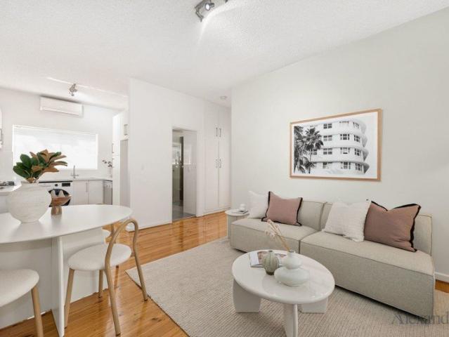 Contemporary Living in a Convenient Mitcham Setting