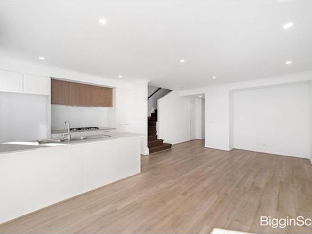 Contemporary Living in a Beautifully Maintained Modern Townhouse