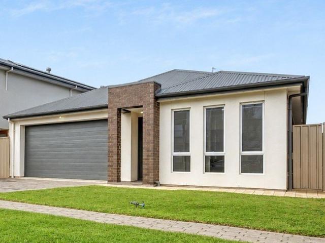 Contemporary Living in a Prime Greenacres Location