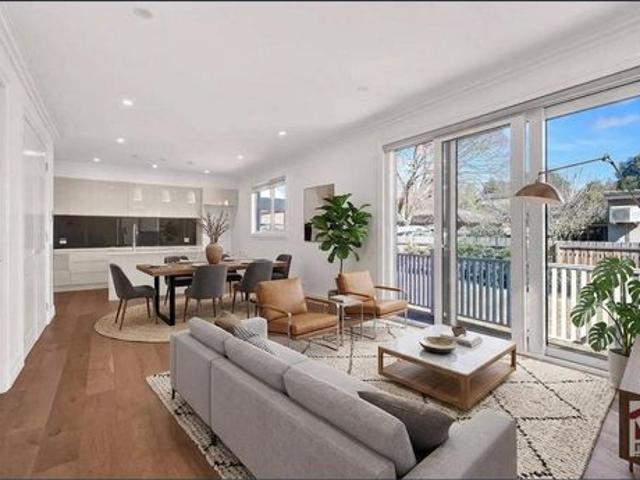 CONTEMPORARY LIVING IN A PRIME LOCATION!
