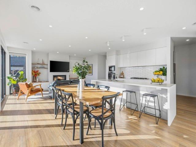 Contemporary Living in an Exceptional Lake Wendouree Setting