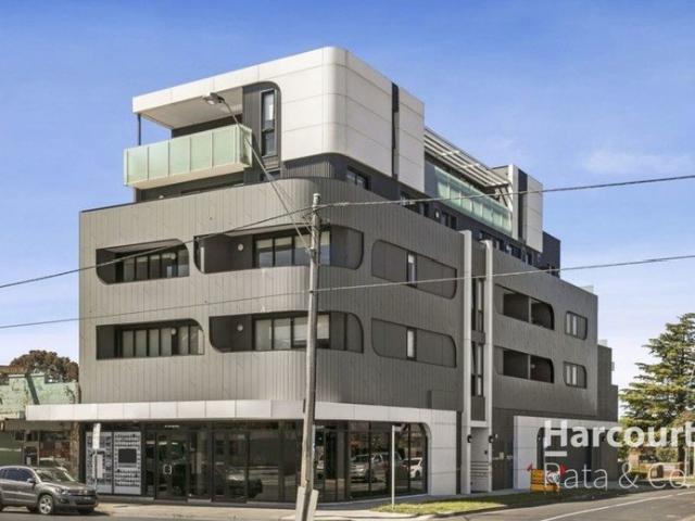 Contemporary Living in an Unbeatable Reservoir Location