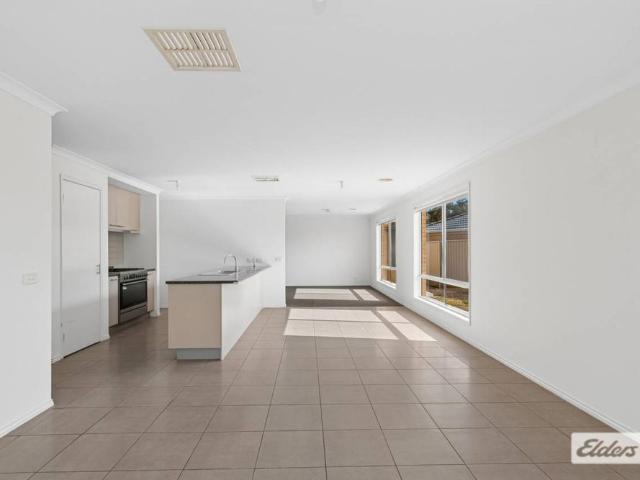 Contemporary Living in Convenient Kangaroo Flat Location