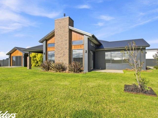CONTEMPORARY LIVING IN PREMIUM LOCATION