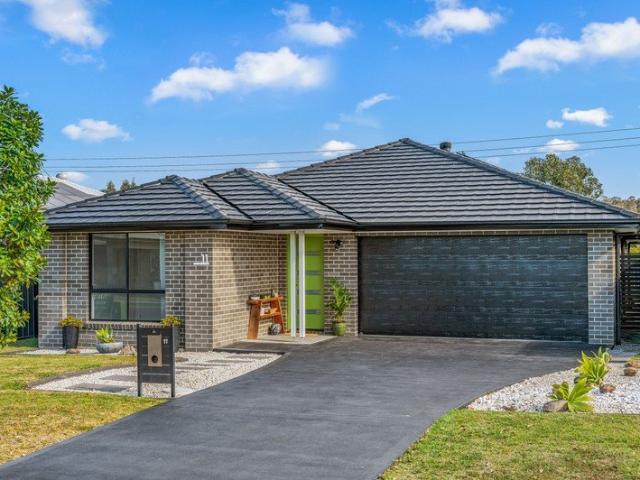 Contemporary Living in Superb Location