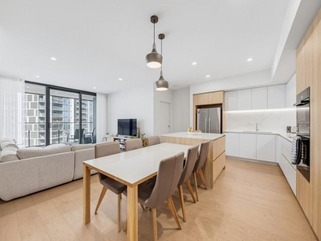 CONTEMPORARY LIVING IN THE HEART OF APPLECROSS