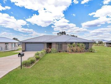Contemporary Living in the Heart of Broadhead Estate