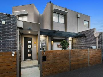 Contemporary Living Steps from the Bay
