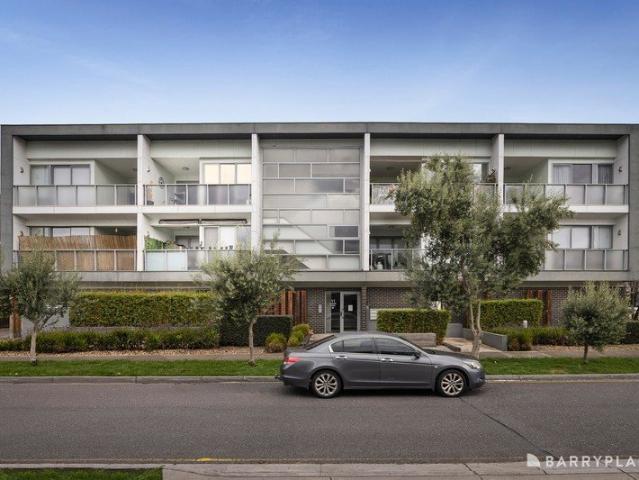Contemporary Living Surrounded by Parkland