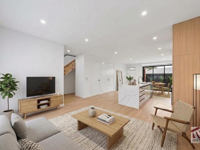 CONTEMPORARY LIVING TWO MASTER SUITES!