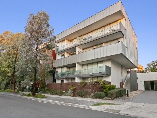 Contemporary Living with Courtyard Charm