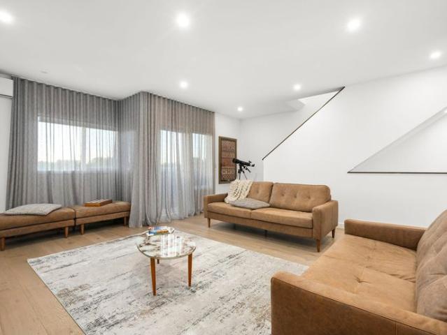 CONTEMPORARY LIVING WITH CITY VIEWS