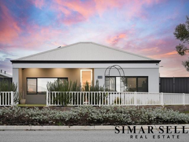 Contemporary Living with a Clever Courtyard Design