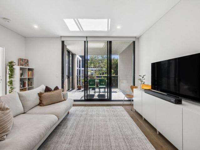 Contemporary Living with a Sun Drenched North Facing Alfresco