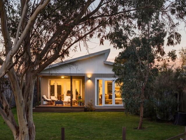 Contemporary Living with Absolute Golf Course Frontage