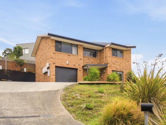 Contemporary Living with Stunning River Views
