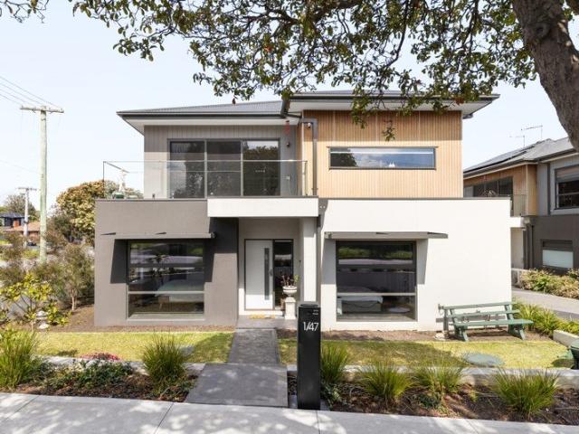 Contemporary Living with Sun Drenched North Facing Appeal