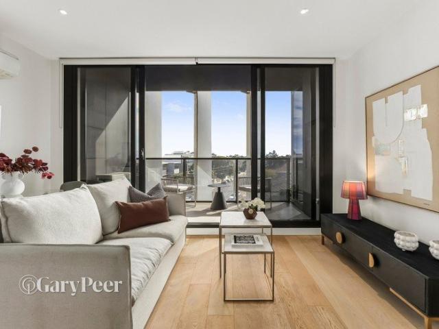 Contemporary living with panoramic outlooks