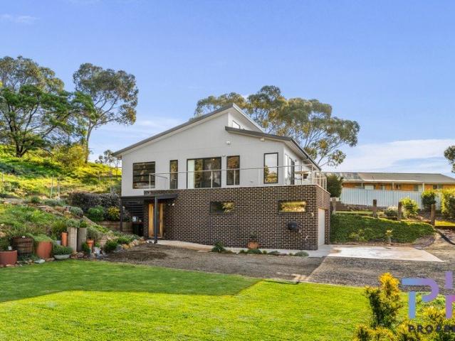 CONTEMPORARY LIVING WITH PANORAMIC BENDIGO VIEWS!